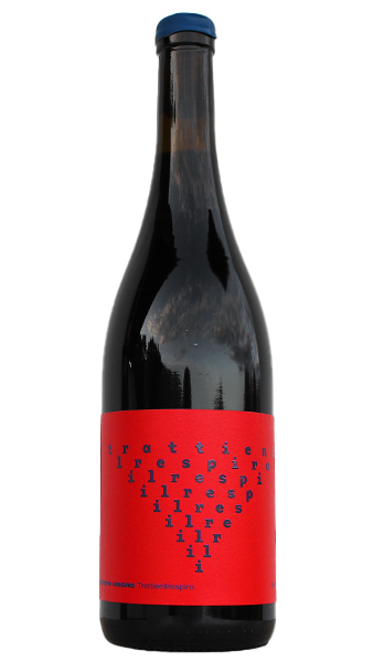 isolated wine bottle photo of trattiene il respiro